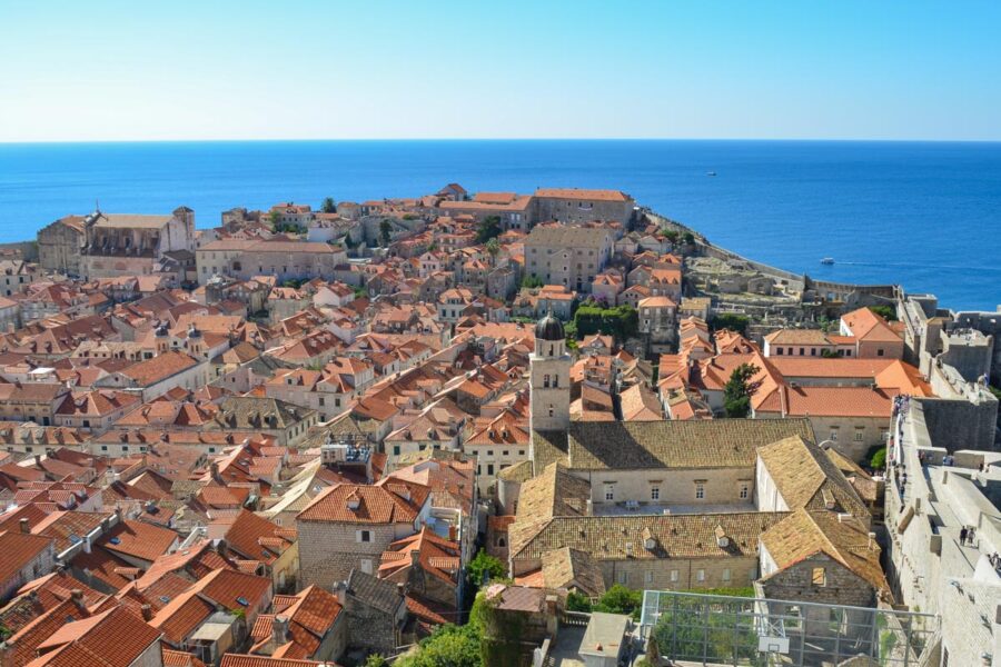 Blick von der Bokar-Festung aus dem Jahr 1463 über die Altstadt von Dubrovnik, rechts sieht man sehr schön den Verlauf der Stadtmauer, Kroatien - © FRASHO / franks-travelbox