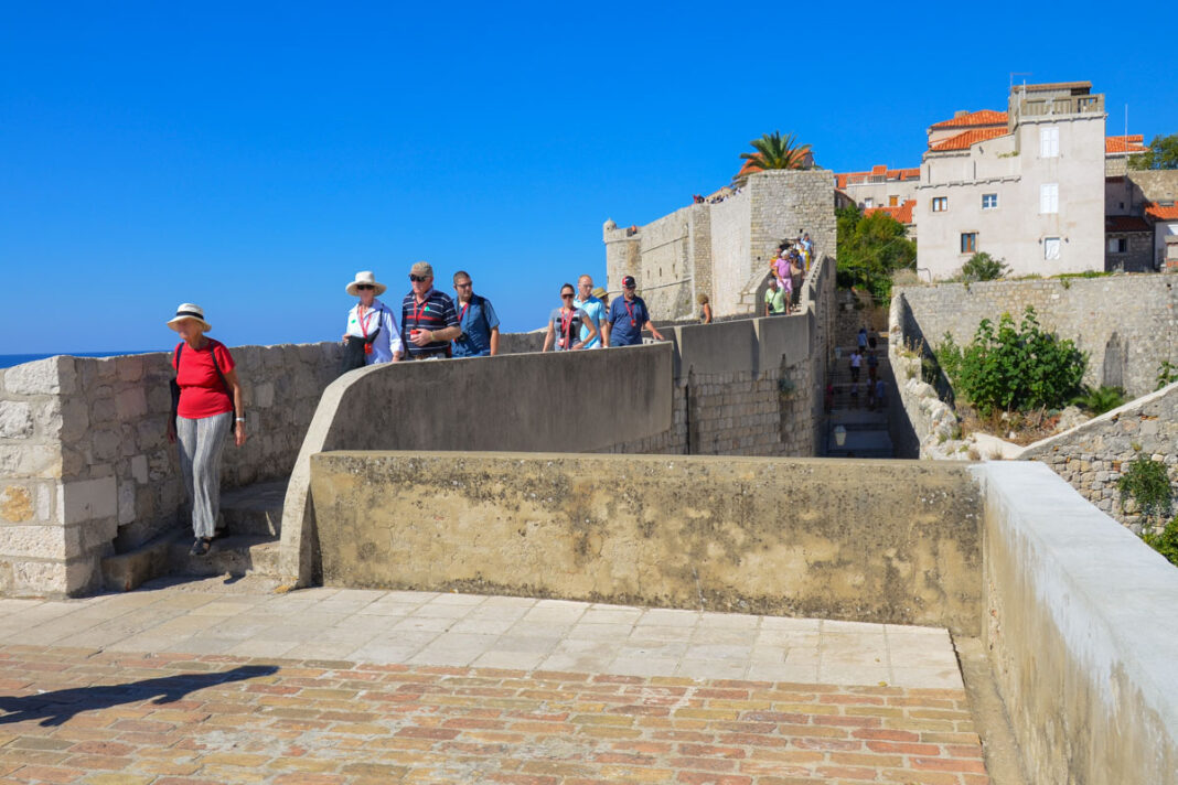 Die Stadtmauer kann über zwei Zugbrücken betreten und nur im Einbahnsystem besichtigt werden; hier die Meer-Seite der Stadtmauer, Dubrovnik, Kroatien - © FRASHO / franks-travelbox