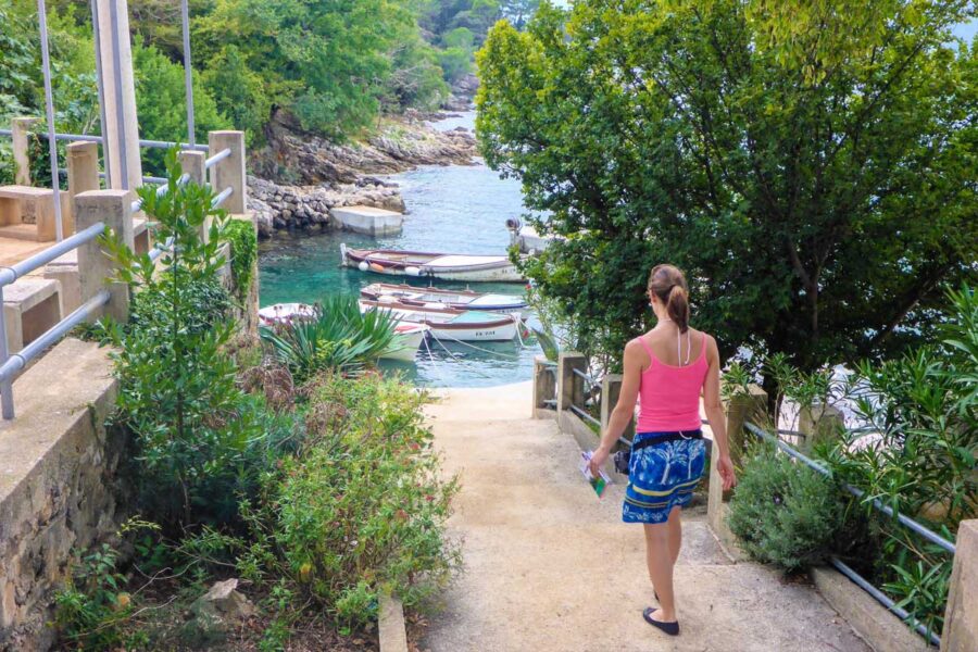 Auf dem Weg zum winzigen Hafen des ebenso winzigen Fischerdorfes Glavotok an der Westküste der Insel Krk, Kroatien - © Lila Pharao / franks-travelbox