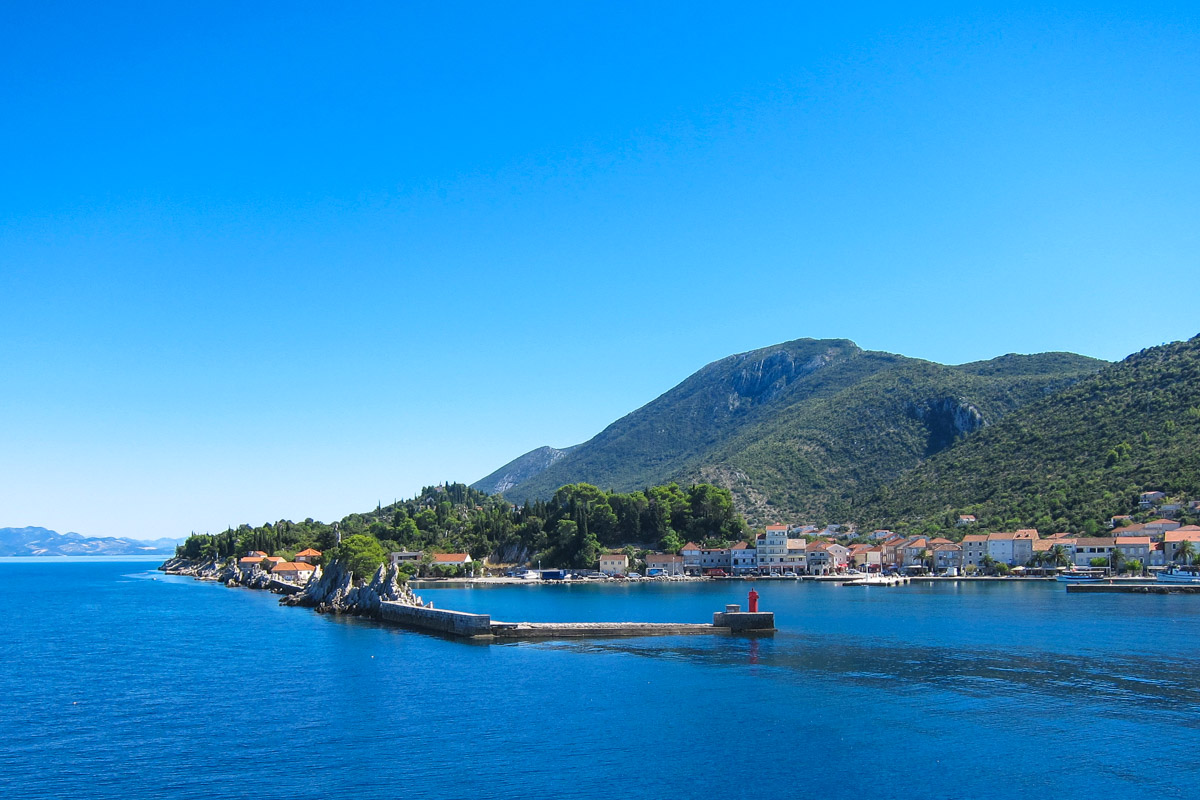 Der Hafen der Ortschaft Trpanj – hier legen die Fähren vom Festland von von Ploče an, Halbinsel Pelješac, Kroatien