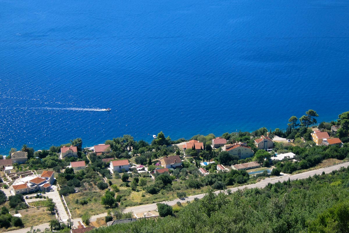 Blick auf das Fischerdorf Viganj; es lockt mit ganzjährig perfekten Windbedingungen vor allem Surfer an seine Küsten, Halbinsel Pelješac, Kroatien