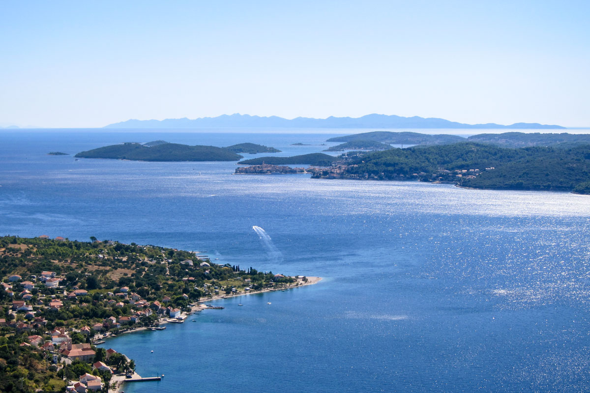 Traumhafter Panoramablick von der Halbinsel Pelješac auf die Insel Korčula, Kroatien