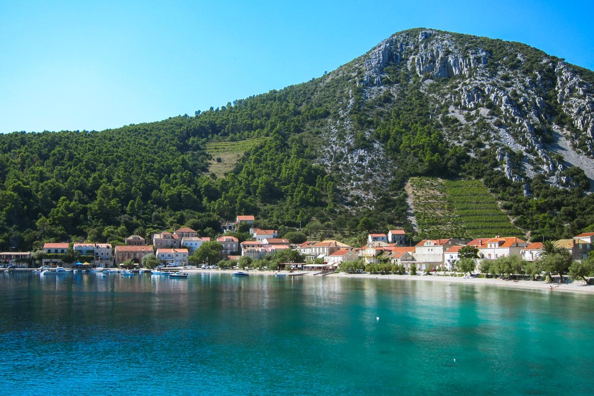Die geruhsame Ortschaft Trstenik auf der Südseite der Halbinsel Pelješac im südlichen Kroatien