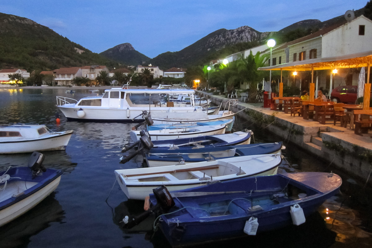 Abendliche Hafenidylle in der sehr ruhigen Ortschaft Žuljana auf der Halbinsel Pelješac, Kroatien