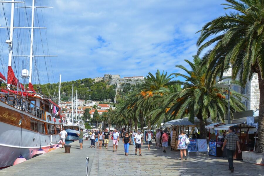 An der Hafenpromenade in der Stadt Hvar ist immer etwas los; im Hintergrund die Festung Španjola, Kroatien  - © FRASHO / franks-travelbox