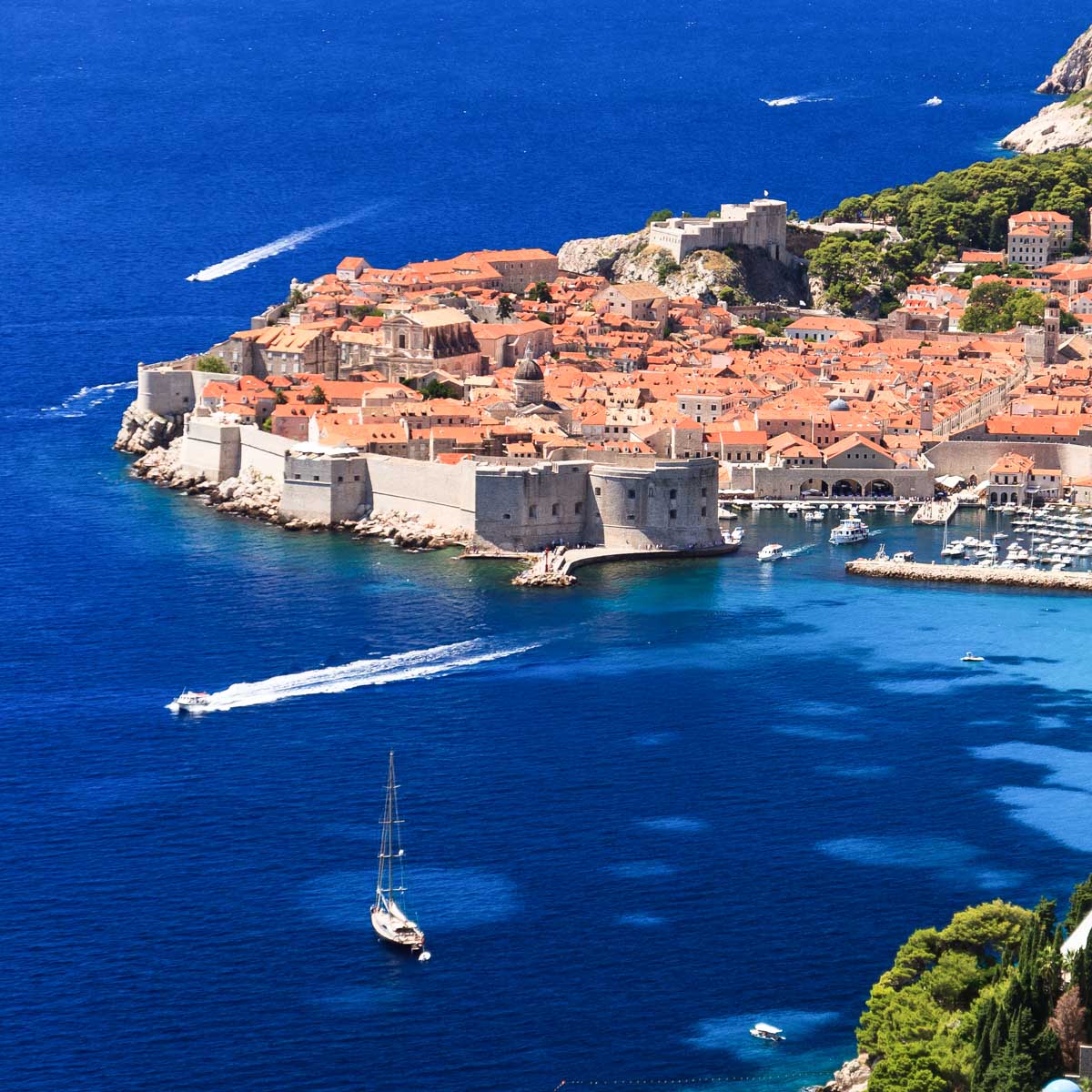 Blick auf die Altstadt von Dubrovnik, die zu den schönsten Städten im gesamten Mittelmeerraum zählt, Kroatien