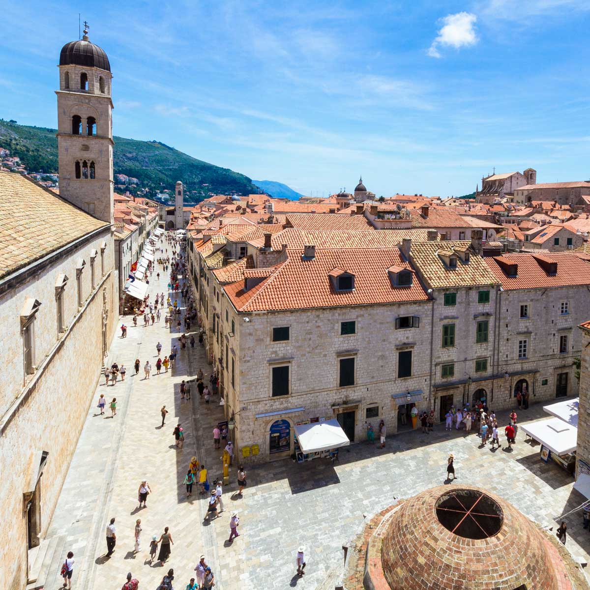 Innerhalb der Stadtmauern von Dubrovnik liegt ein sehenswerter Mix aus historischen Bauwerken aller Perioden der Stadtgeschichte, Kroatien