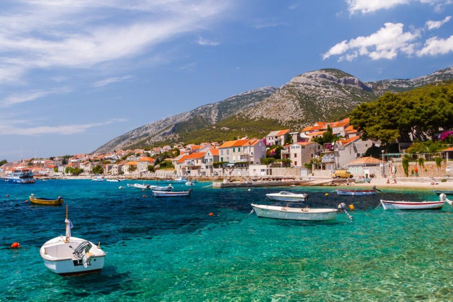 In den zahlreichen Restaurants an der Hafenpromenade von Bol auf Brac genießen Gourmets die dalmatinische Küche, Kroatien - © Lev Levin / Shutterstock