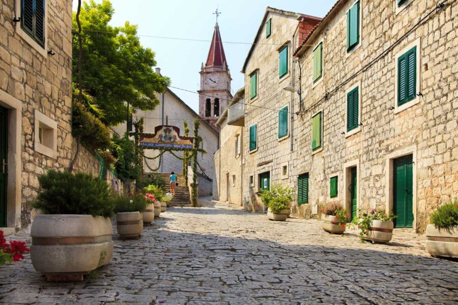 Dominikanerkloster, Marienkirche, Bischofspalast und eine Kunstgalerie gehören zu den Top Sehenswürdigkeiten von Bol auf der Insel Brac, Kroatien - © olay Vinokurov / Shutterstock