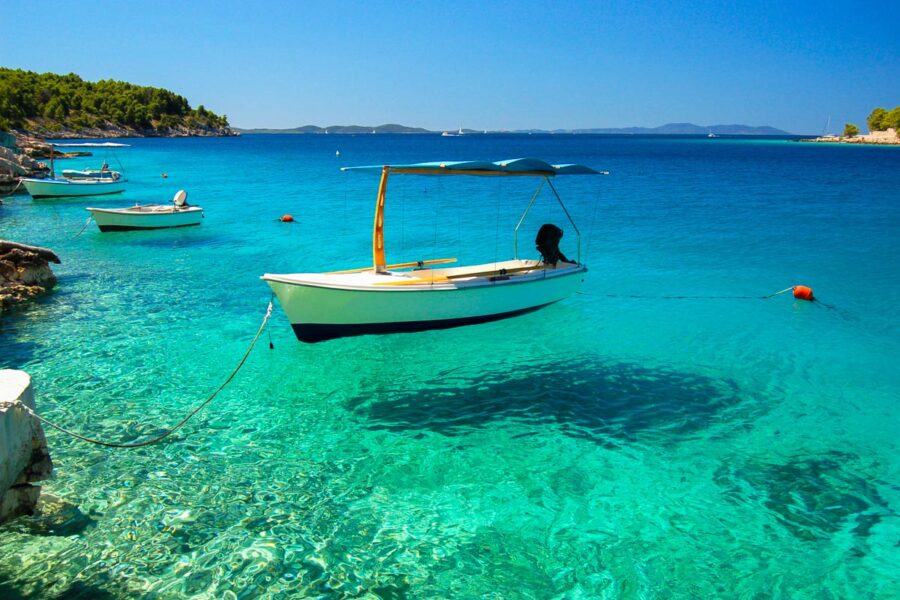 Die gemütliche Ortschaft Milna beherbergt den größten Jachthafen von Brac und lockt mit Geruhsamkeit und guter Küche, Kroatien - © Darios / Shutterstock