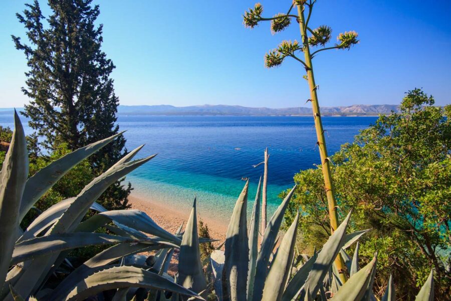Mit malerischen Ortschaften und dem schönsten Strand der Adria ist die Insel Brac eines der beliebtesten Ferienziele Kroatiens - © Zocchi Roberto / Shutterstock