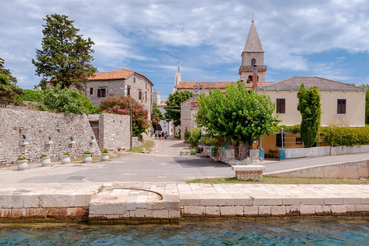 Neben der Renaissance-Kathedrale im Ortszentrum von Osor auf der Insel Cres sind auch eine kleine Galerie und ein Museum zu finden, Kroatien