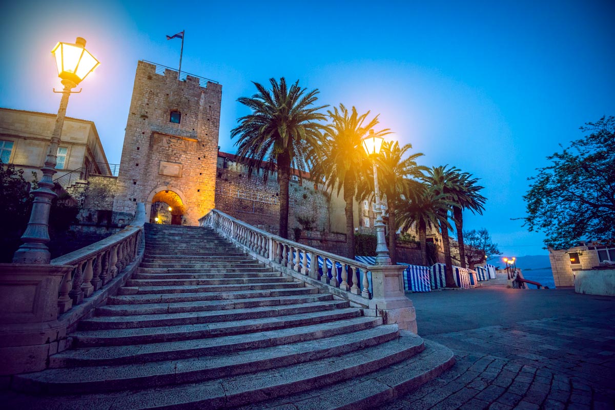 Die eindrucksvollen Stadtmauer prägt mit ihren wuchtigen Wehrtürmen den Charakter der Altstadt von Korcula, Kroatien