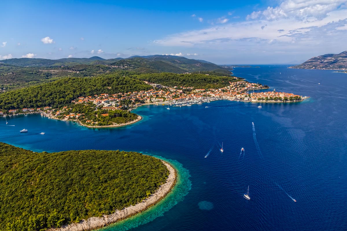 Korcula, die sechstgrößte Insel der Adria, gilt seit dem frühen 20. Jahrhundert als beliebte Ferieninsel von Kroatien