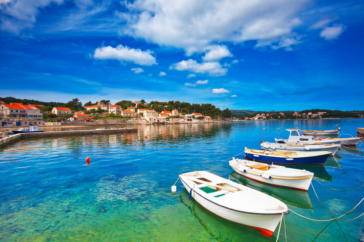 Im weitläufigen Hafen von Lumbarda auf Korcula ankern neben Fischkuttern und Ruderbooten auch schnittige Yachten und Segelschiffe, Kroatien