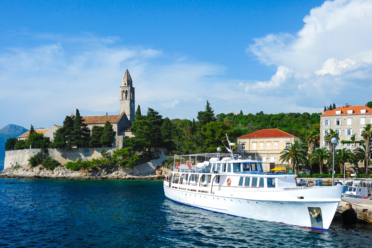Lumbarda an der Ostküste von Korcula verfügt über einen der schönsten Sandstrände Kroatiens und lockt mit köstlicher kroatischer Inselküche