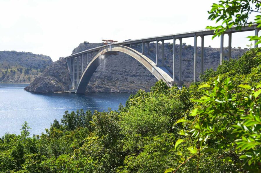 Seit 1980 kann Krk vom kroatischen Festland aus über eine eineinhalb Kilometer lange Betonbrücke, die Krčki most, erreicht werden - © Galina Mikhalishina / Shuttersto