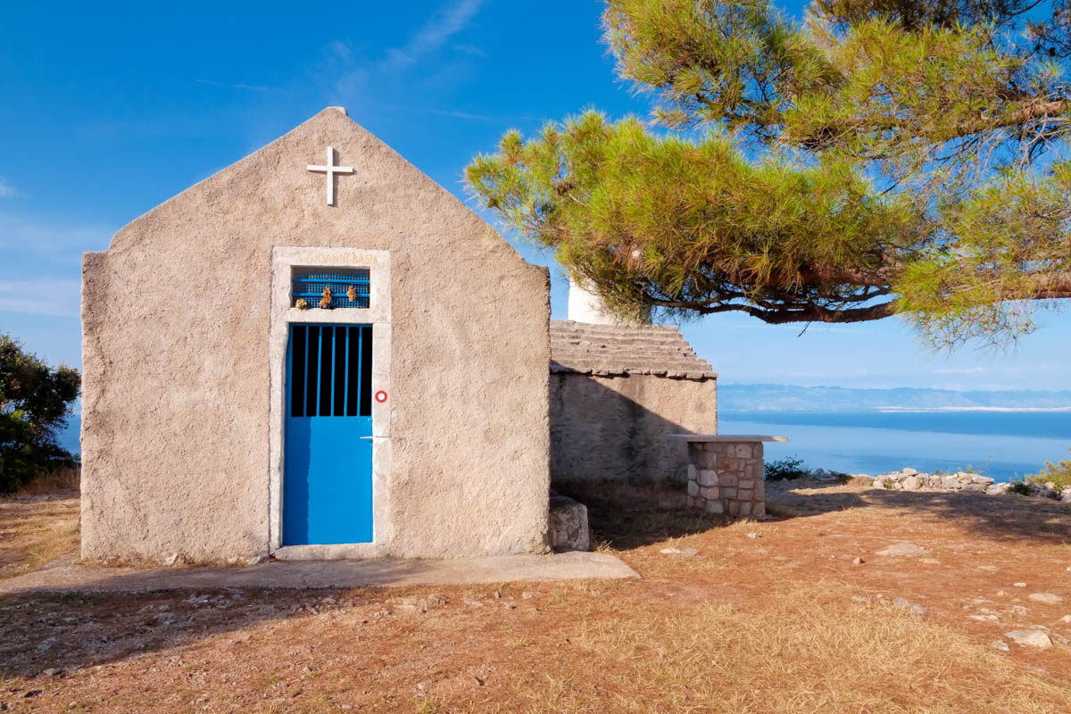 Die kleine Kapelle Sv. Ivana Krstitelja aus dem Jahr 1755 auf dem Berg Sveti Ivan stellt ein nettes Ausflugsziel über Veli Lošinj dar, Kroatien