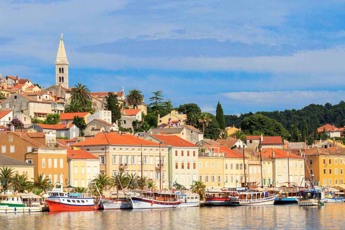 Die Insel Lošinj in Kroatien ist vor allem bei Seglern beliebt und bietet mit Wandergebieten, Stränden und schmucken Städten alles, was das Urlauberherz begehrt