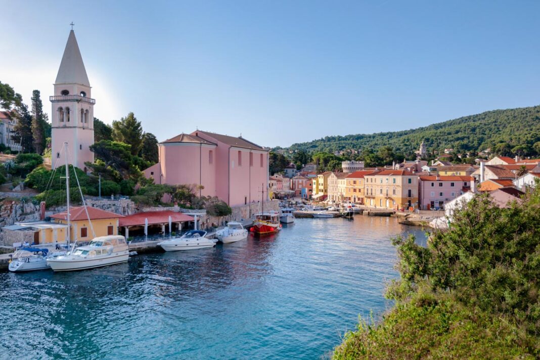 Hafeneinfahrt in die idyllische Ortschaft Veli Lošinj im Süden der Insel Lošinj, Kroatien - © Pablo Debat / Shutterstock