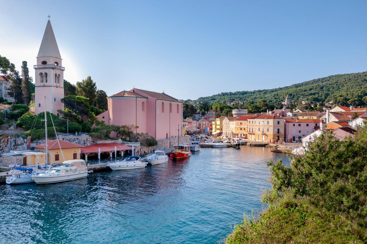 Hafeneinfahrt in die idyllische Ortschaft Veli Lošinj im Süden der Insel Lošinj, Kroatien