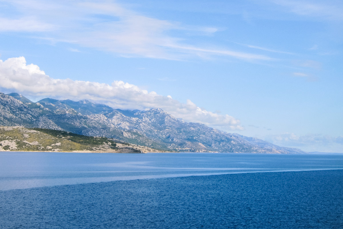 Die fünftgrößte kroatische Insel in der Adria – Pag – hat mehr Schafe als Einwohner und lockt Besucher mit traumhafter Landschaft und zahlreichen Wanderwegen und Mountainbike-Strecken