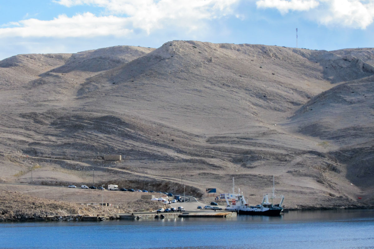 Der Fähranleger der Insel Pag bei der Ortschaft Žigljen im Norden, hier landen die Fähren vom Festland von Prizna kommend an, Kroatien