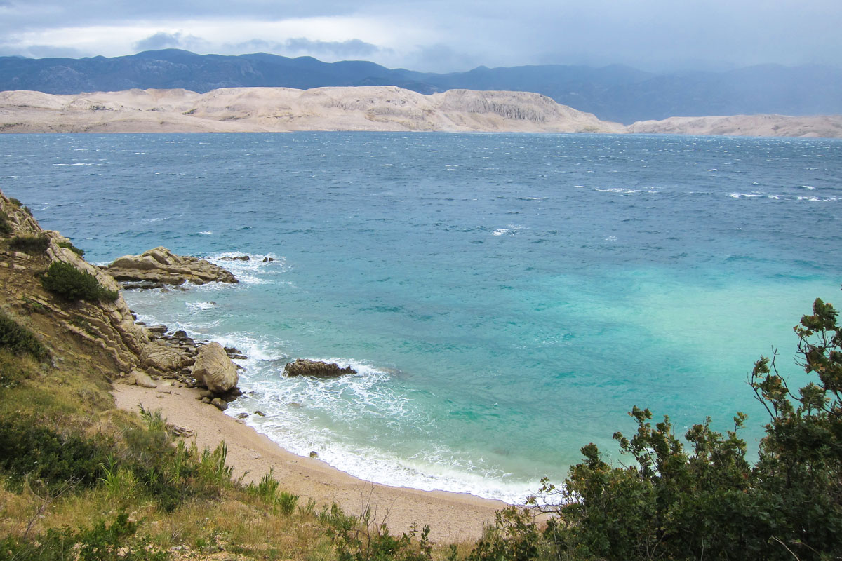 Blick vom Landschaftsschutzgebiet Dubrava Hanzina auf der Insel Pag Richtung Festland; die Landzunge im Vordergrund gehört zu Pag, Kroatien