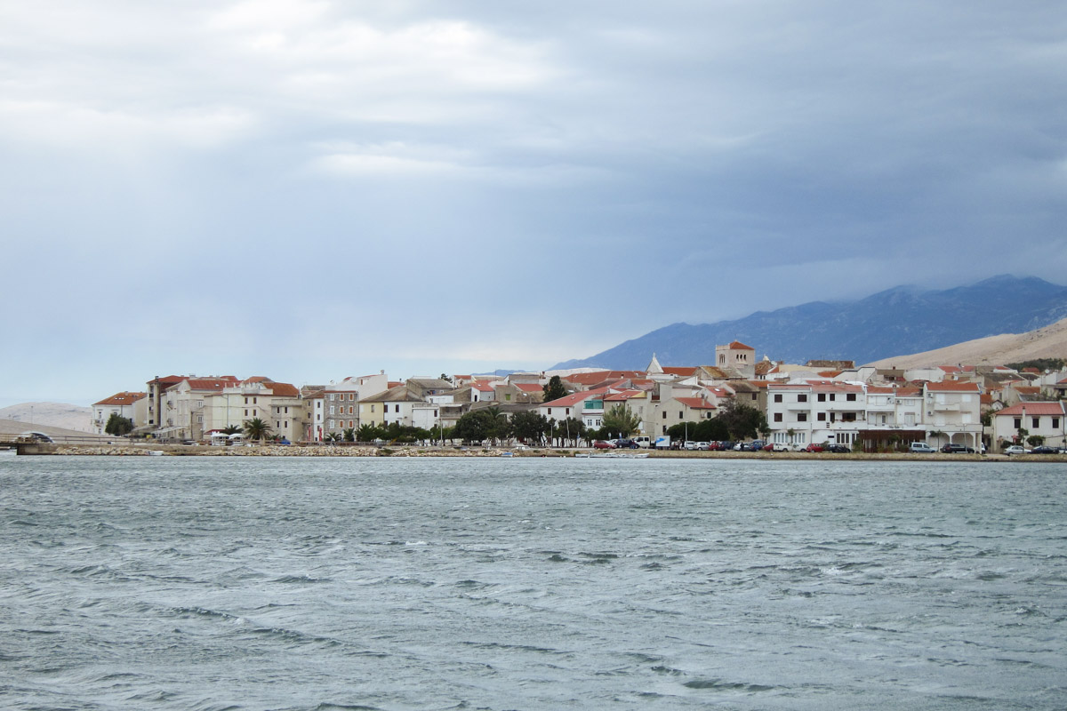 In Pag-Stadt gibt es keine großartigen Baudenkmäler zu bewundern; die Häuser aus hellem Kalkstein sind eher schlicht gehalten, Pag, Kroatien