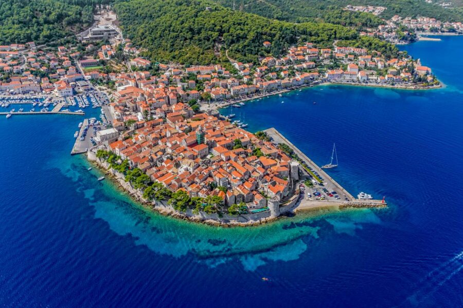 Korcula, der Hauport der gleichnamigen Insel vor der Küste Kroatiens, wird oft als schönste Stadt Mitteldalmatiens bezeichnet - © OPIS Zagreb / Shutterstock