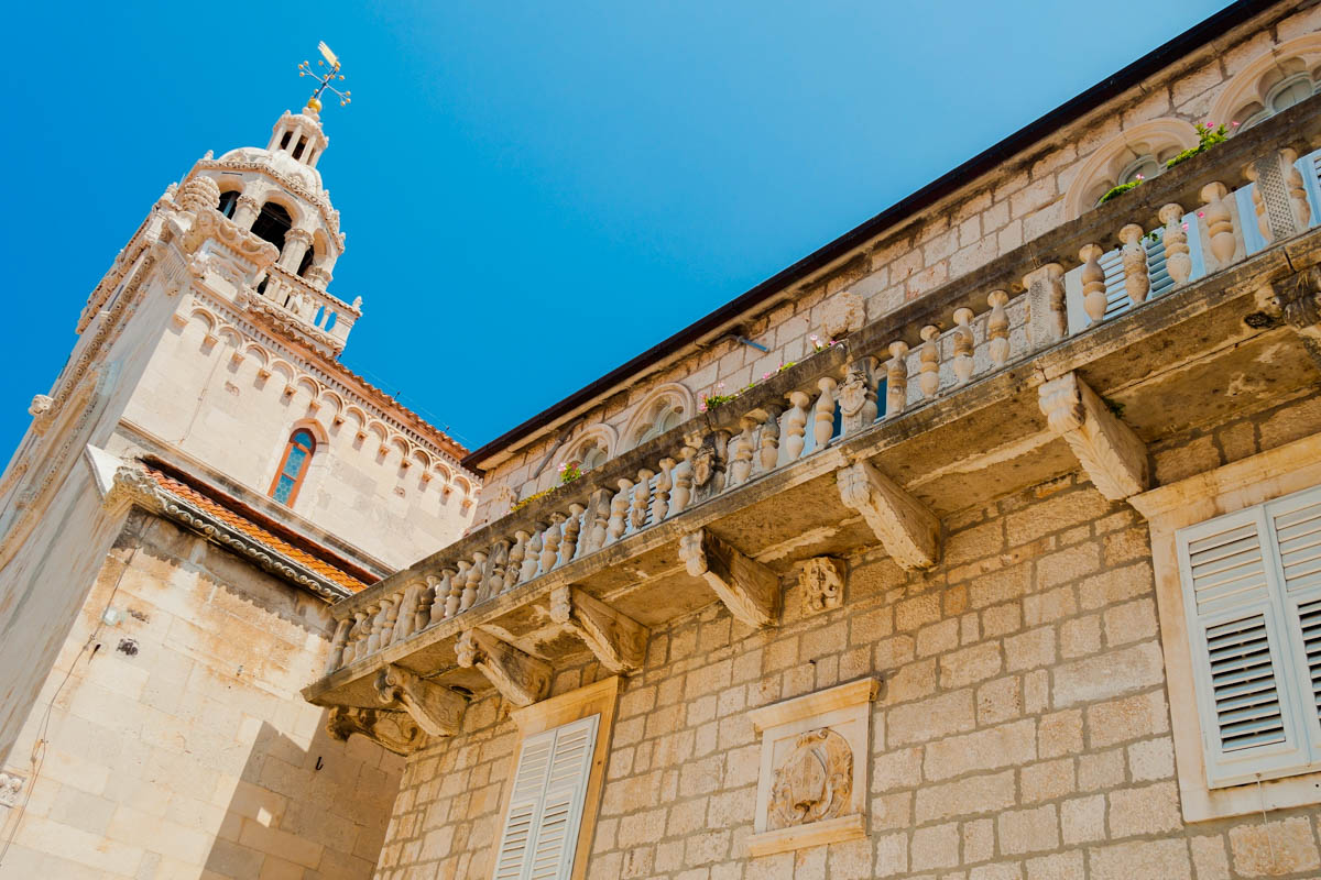 Ebenso markant wie die historische Stadtmauer von Korcula präsentiert sich der Glockenturm der Kathedrale Sveti Marko, Kroatien