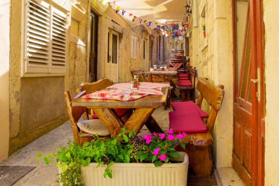 Gemütliche Restaurants und sorgsam gepflegte Ferienhäuser bieten alle Annehmlichkeiten für einen Urlaub auf Korcula, Kroatien - © RnDmS / Shutterstock