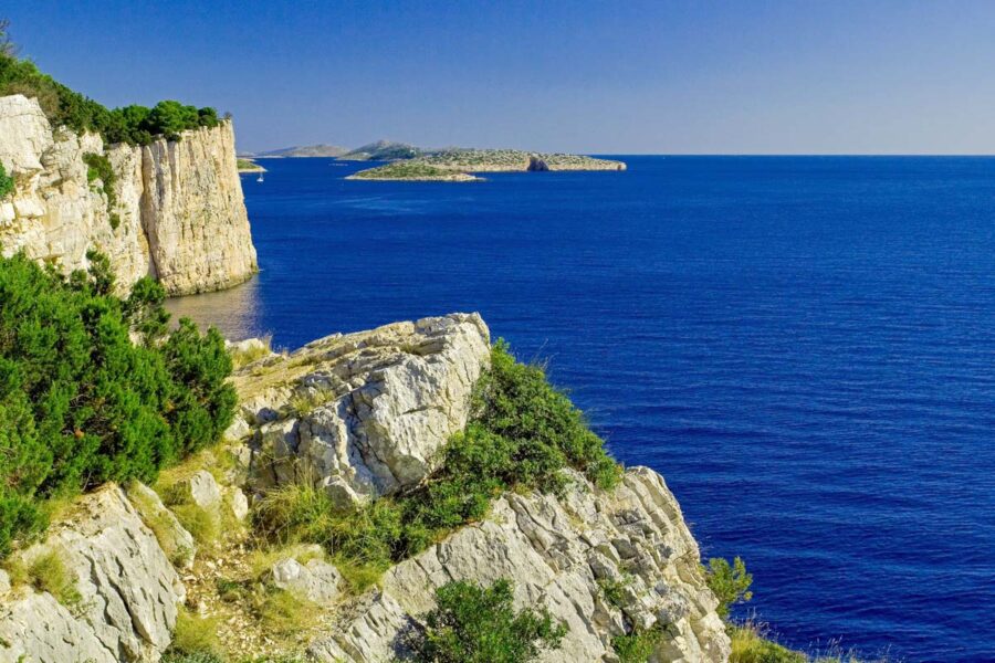 Der Kornaten Nationalpark vor der Küste Kroatiens wird mit traumhaften Buchten und gewaltigen Steilküsten oft als schönstes Segelgebiet Europas bezeichnet - © Einherjar / Shutterstock
