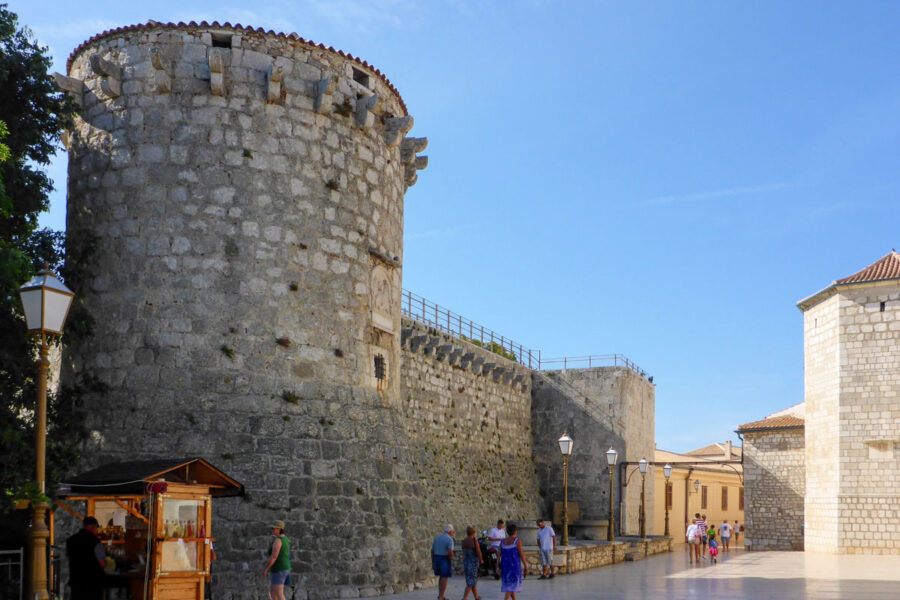 Der venezianische Turm in der nordöstlichen Ecke des Kastells von Krk Stadt ist der einzige Rundturm der Festung, Kroatien - © James Camel / franks-travelbox