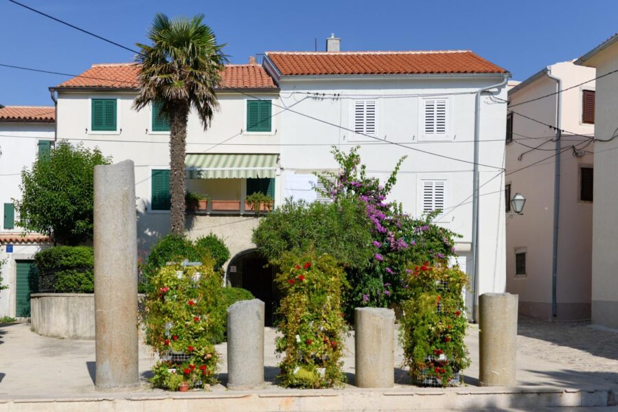 Die kleine Inselhauptstadt von Krk ist voller historischer Monumente und bemüht sich, Touristen für ihr kulturelles Erbe zu begeistern, Kroatien - © James Camel / franks-travelbox