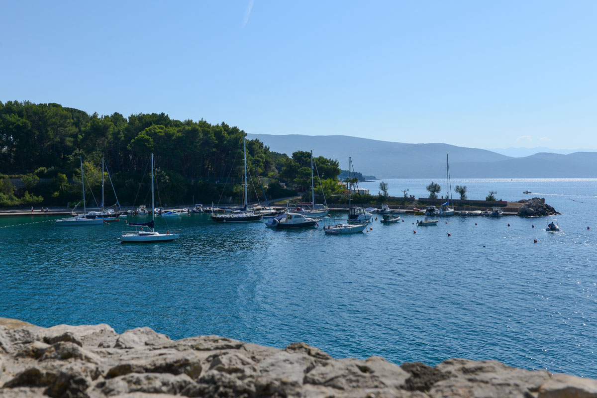 Blick von der historischen Stadtmauer von Krk Stadt auf das Mittelmeer, Kroatien