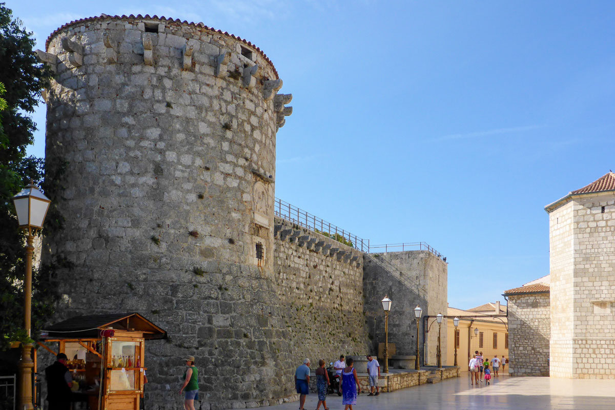 Gleich neben dem Bischofspalast von Krk Stadt ragen auf der Seeseite mächtige Mauern in den Himmel, Kroatien