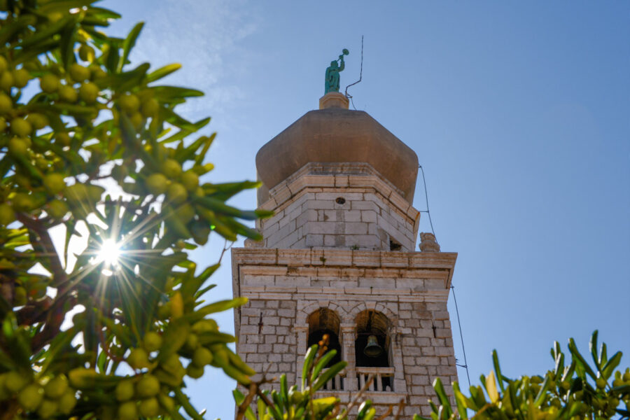 Der Glockenturm der mittelalterlichen Marienbasilika stammt aus dem 17. Jahrhundert und ist weithin sichtbar, Kroatien - © James Camel / franks-travelbox