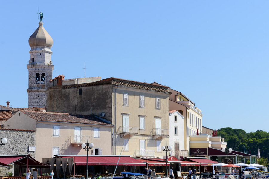 Die Kathedrale von Krk Stadt thront über der Hafenpromenade und gilt mit ihrem unverkennbaren Zwiebelturm als Wahrzeichen der Altstadt, Kroatien - © James Camel / franks-travelbox