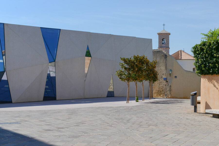 Blick auf den modernen Komplex und den Kirchturm der Marienkirche im Klosterviertel von Krk Stadt, Kroatien - © James Camel / franks-travelbox