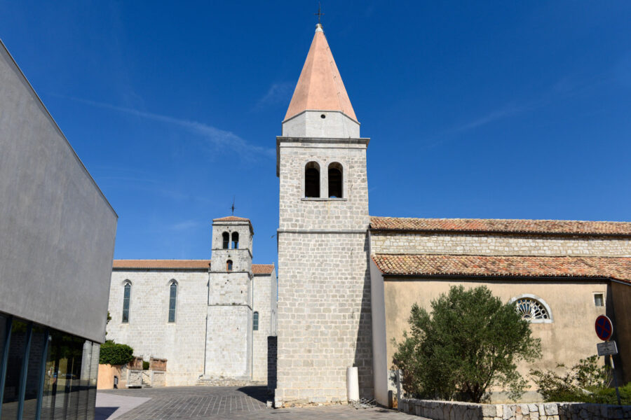 Das Klosterviertel auf dem Hügel von Krk Stadt wird von der St. Michaels-Kirche, dem Franziskanerkloster und einem modernen Komplex eingerahmt, Kroatien - © James Camel / franks-travelbox