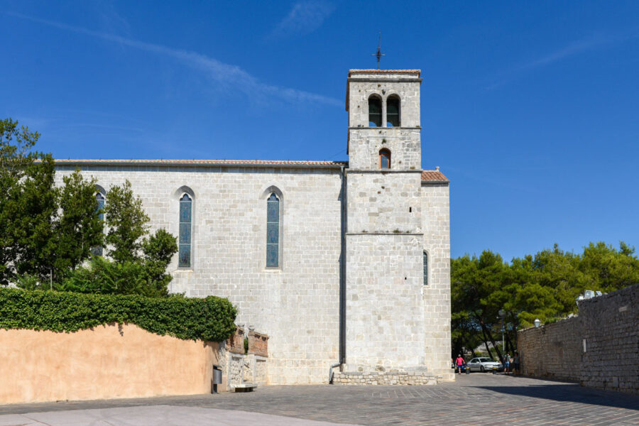 Auf der nördlichen Seite des Klosterviertels von Krk Stadt thront das Franziskanerkloster mit der Kirche des Hl. Franz von Assisi, Kroatien - © James Camel / franks-travelbox