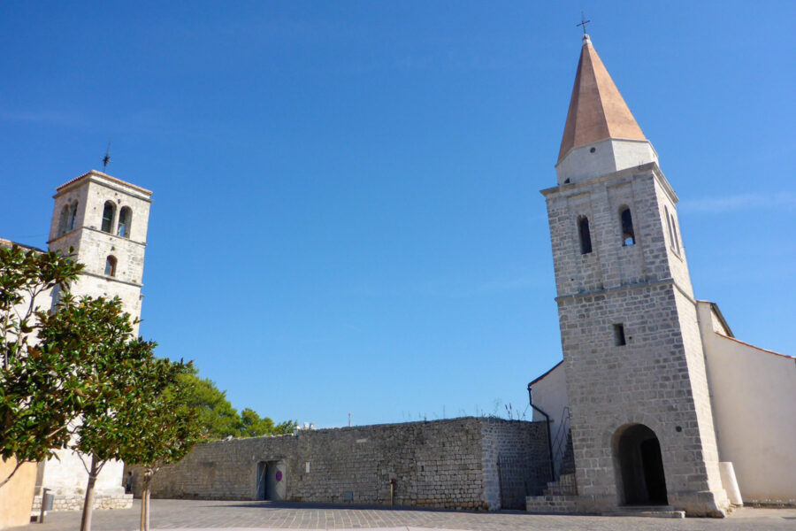 Mit ihrem spitzen Kirchturm fällt im Klosterviertel von Krk Stadt die romanische St. Michaels-Kirche als erstes auf, Kroatien - © Lila Pharao / franks-travelbox
