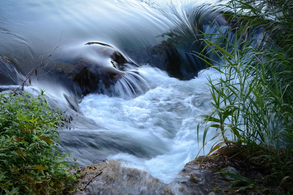 Immer wieder hat man herrliche Aussichten auf den Wasserlauf der Krka, Krka-Nationalpark, Kroatien