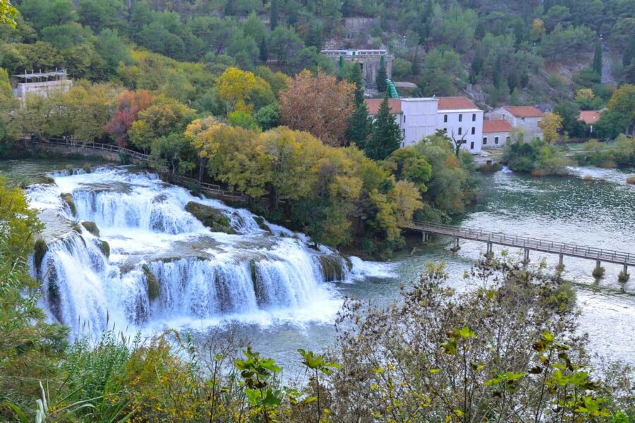 Über 17 Stufen des Skradinski buk schießen die Wassermassen der Krka und der Čikola insgesamt 45m in die Tiefe, Krka-Nationalpark, Kroatien - © FRASHO / franks-travelbox