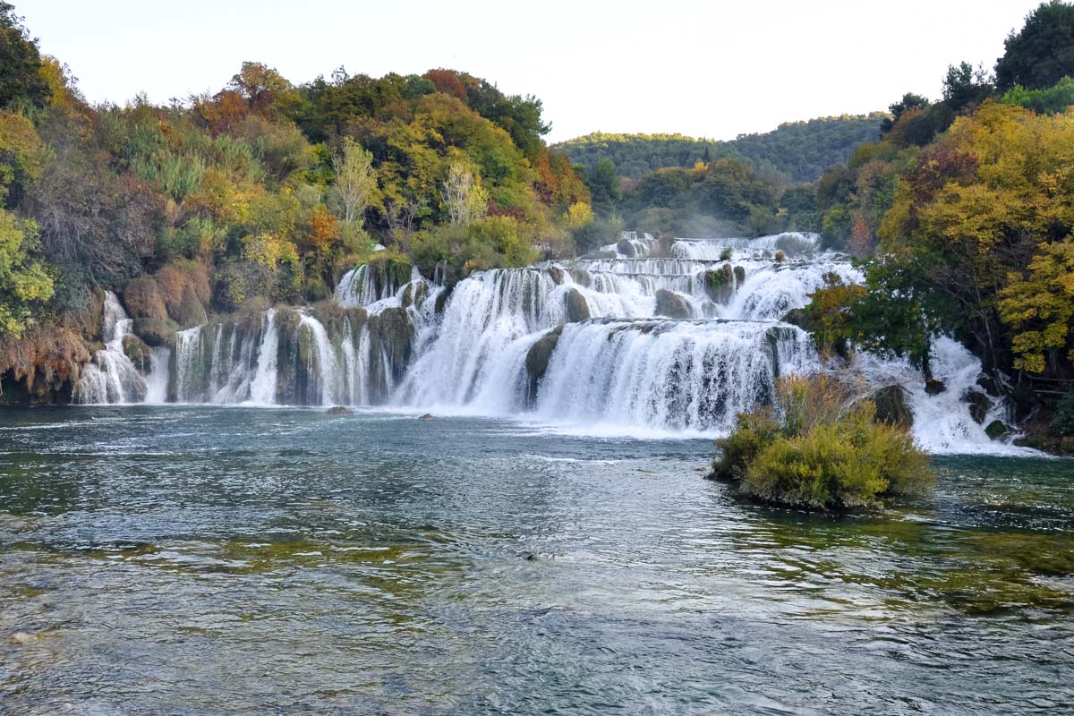 Die verschiedenen Gesichter des Wasserfalls Skradinski buk im Krka-Nationalpark wurden früher mit Elfen und Kobolden erklärt, Kroatien