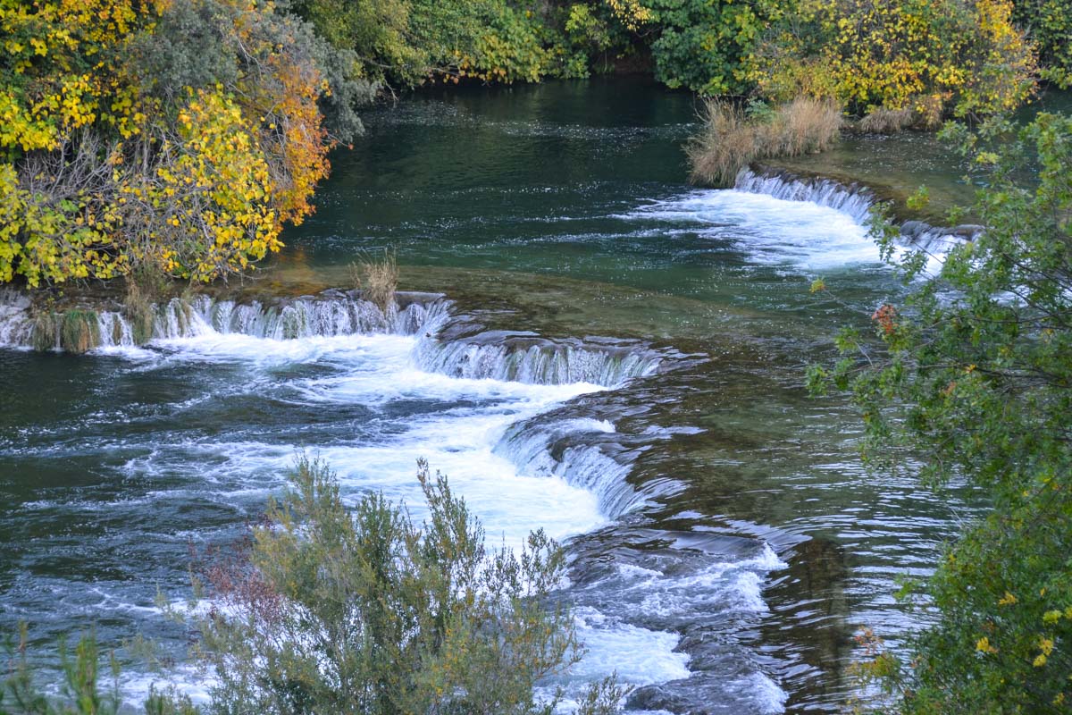 Über ein Wegenetz mit Brücken und Stegen kann der Krka-Nationalpark besichtigt werden, Kroatien