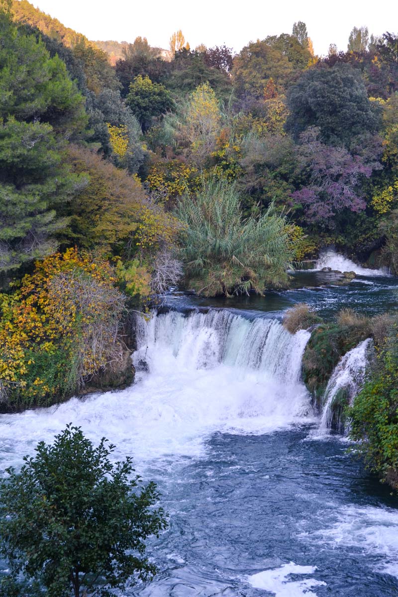 Die Krka stürzt in rauschenden Wasserfällen über eine Vielzahl von steinernen Stufen, wirft Stromschnellen und staut sich zu Seen auf, Kroatien