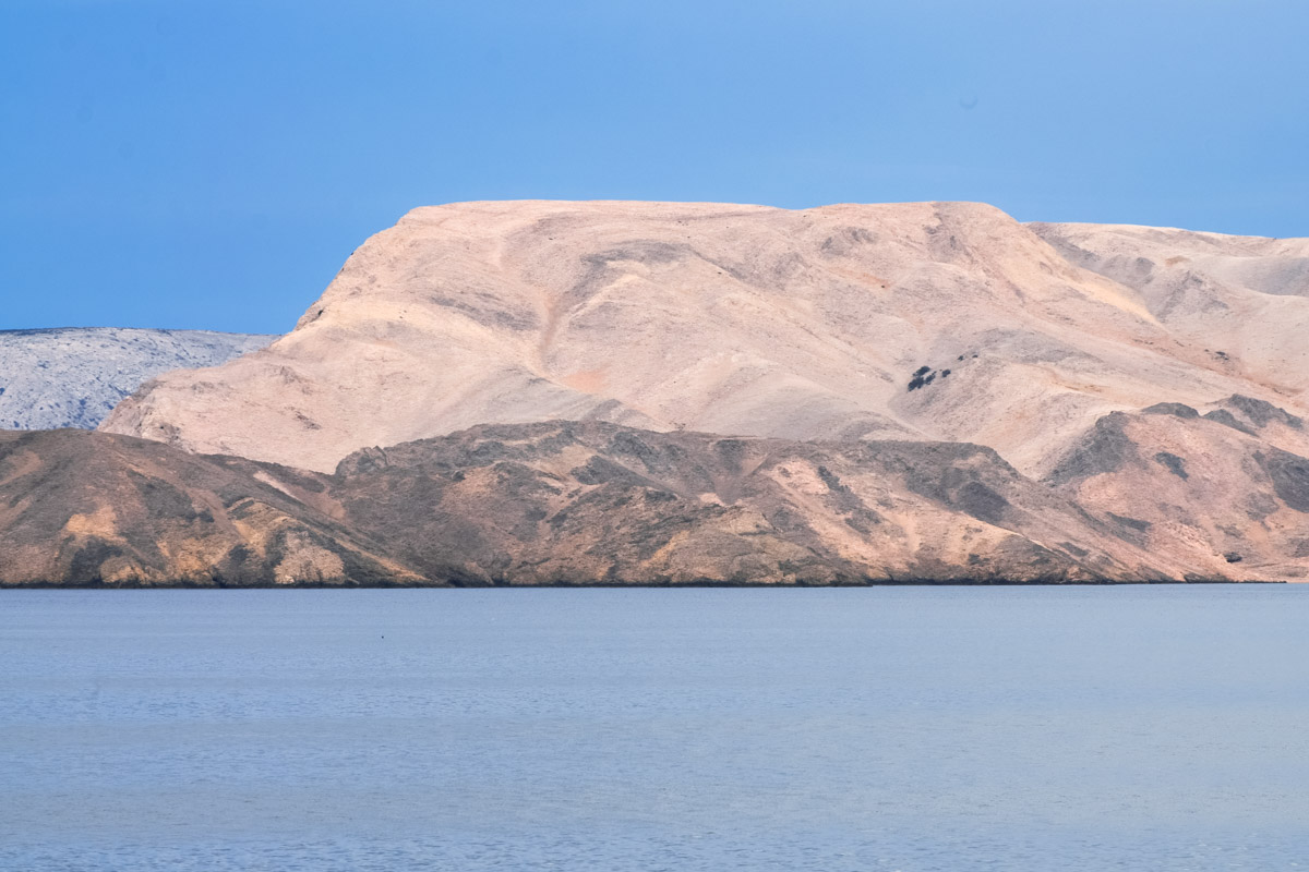 Blick von der Küstenstraße aud die karge Insel Pag, Kroatien