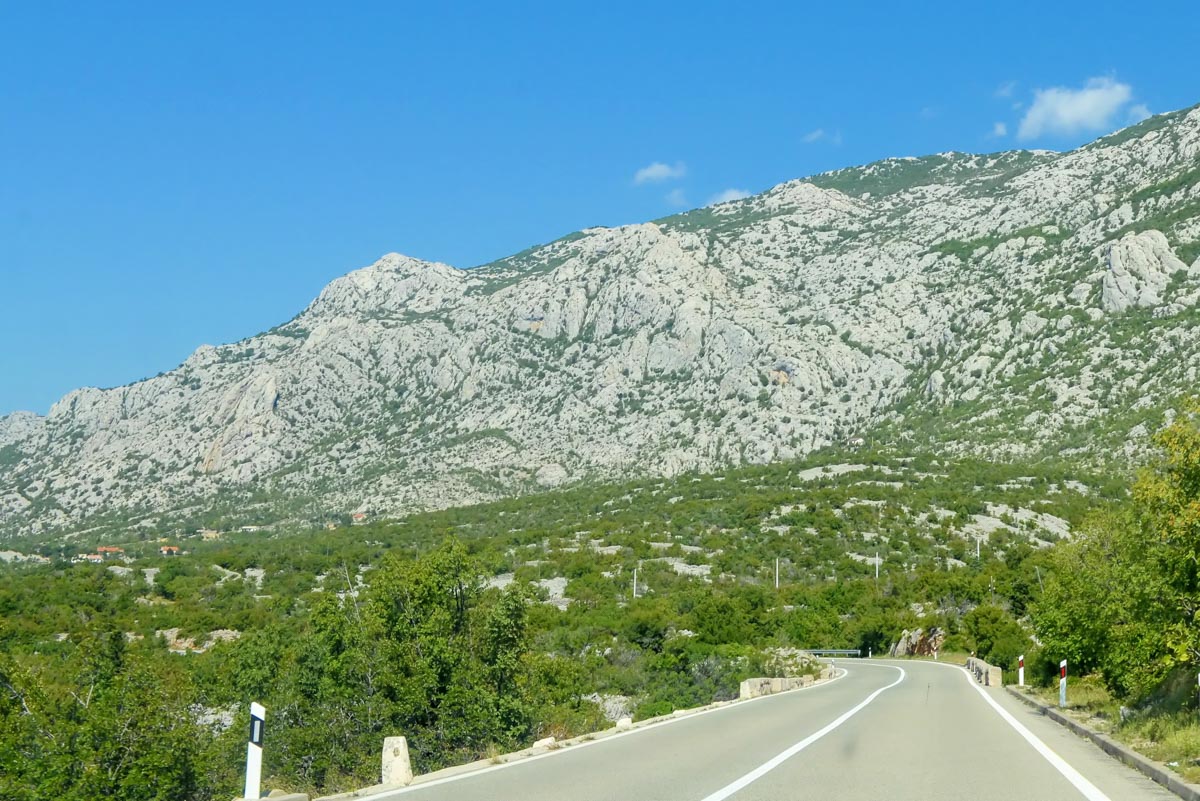 Das hoch aufragende Velebit-Gebirge entlang der Küstenstraße von Senj bis Maslinica ist mit seiner endemischen Tier- und Pflanzenwelt gleich dreifach geschützt, Kroatien